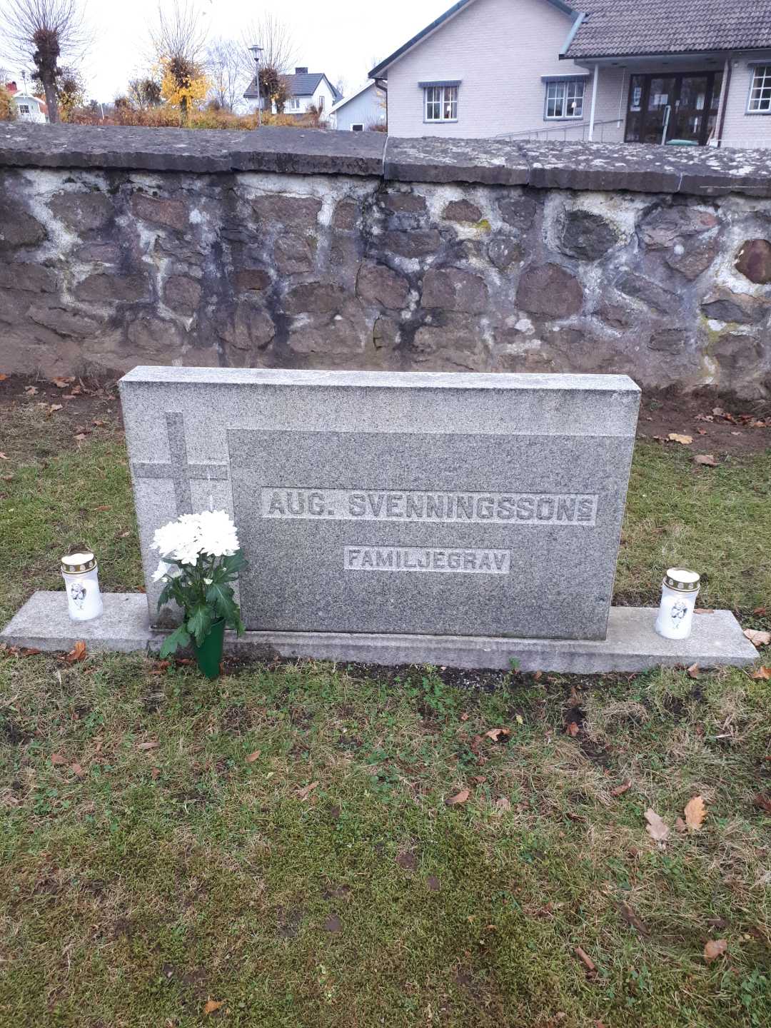 Till allhelgona  2021. August och Annie Svenningsson grav vid muren.