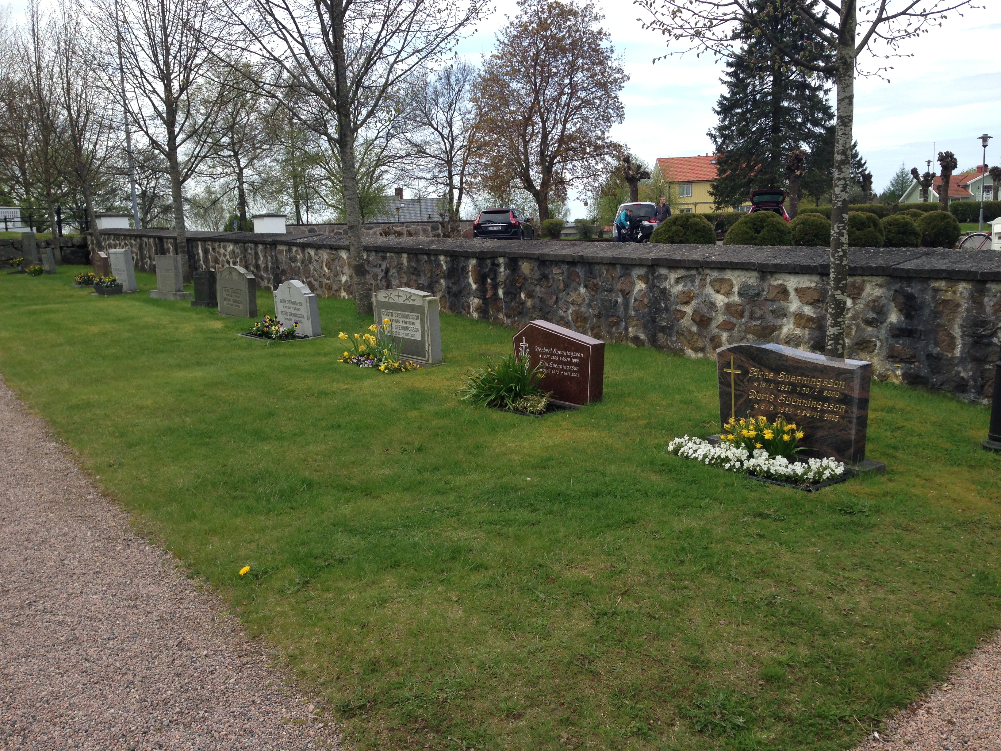 Åtta av barnen Svenningsson är begravda i raden mot muren tillsammans 