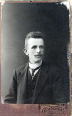 1910 är Herman 29 år