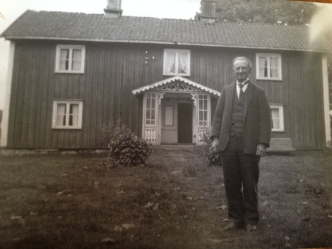 Sven vid huset i Kvarnabo