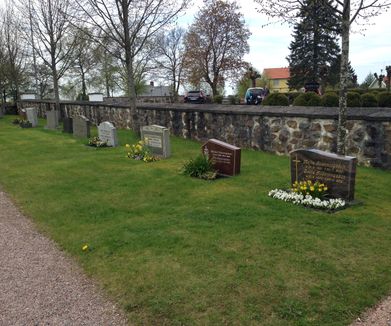 Åtta av barnen Svenningsson är begravda i raden mot muren tillsammans 